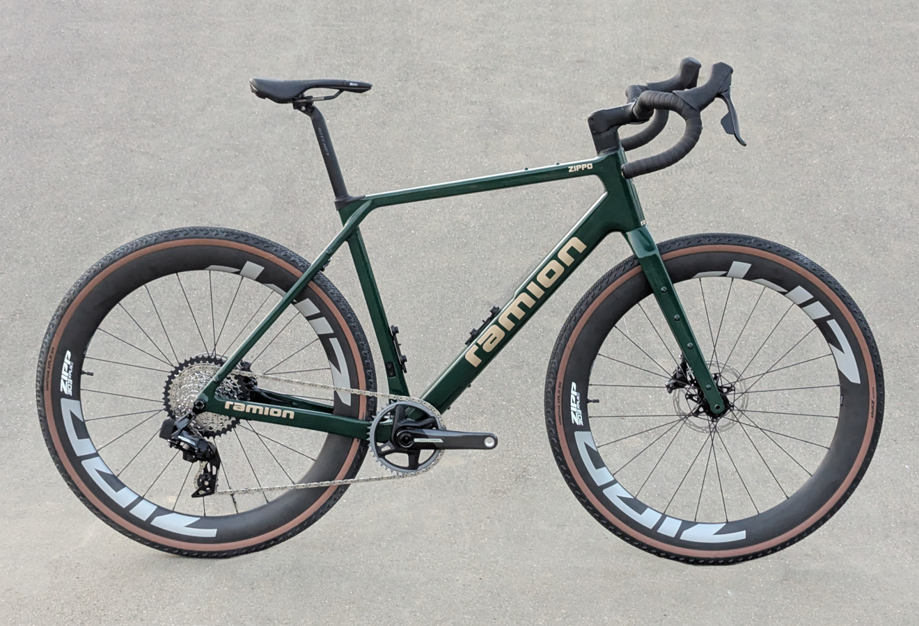 RAMLON SAGITTA mit Sram Force XPLR und Zipp 303 XPLR S Laufrädern, Rahmenfarbe: Moosgrün